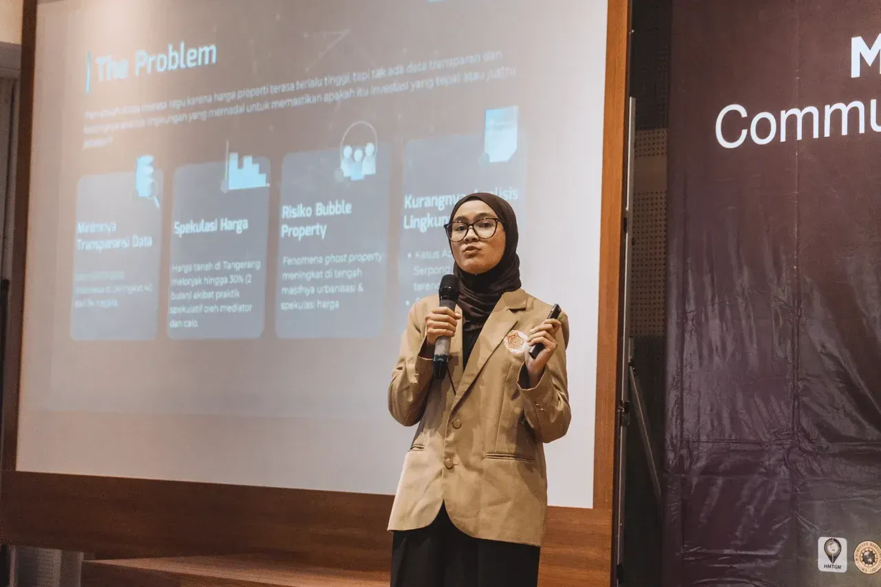 Finalist presenting WebGIS project